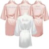 Kimono Personnalisé en Satin Rose Foncé avec Lettres Argentées pour Mariage
