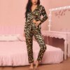 pyjama satin femme, imprimé léopard, vêtements de nuit