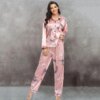 pyjama satin femme, imprimé léopard, vêtements de nuit