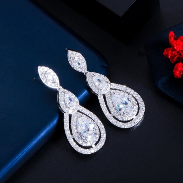 69562-e8a2a4.jpg boucles d oreilles mariée en zircon cubique blanc brillant, goutte d'eau pour les mariées